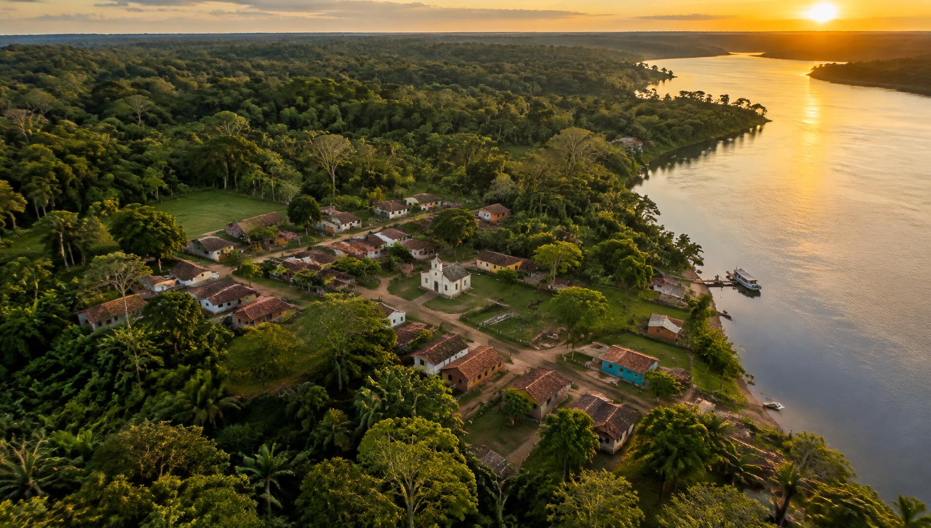 Vista aérea de comunidade ribeirinha cercada por floresta